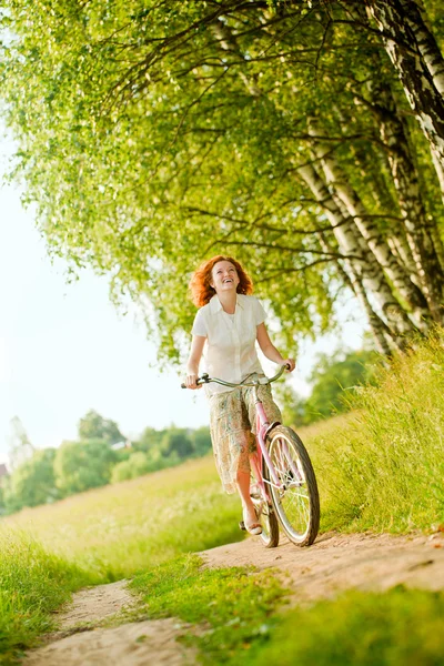 Mladá žena na koni na kole — Stock fotografie