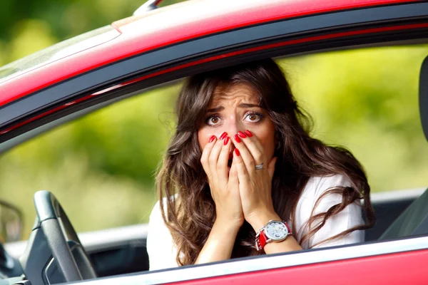 Jonge mooie vrouw in de rode auto — Stockfoto