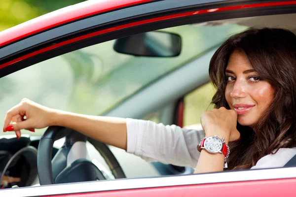 Ung vacker kvinna i den röda bilen — Stockfoto