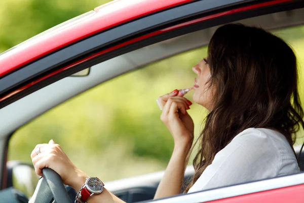 Vrouw doen make-up tijdens het rijden — Stockfoto
