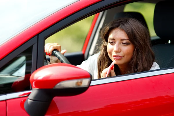 Vrouw doen make-up tijdens het rijden — Stockfoto