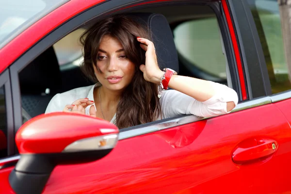 Mladá hezká žena v červené auto — Stock fotografie