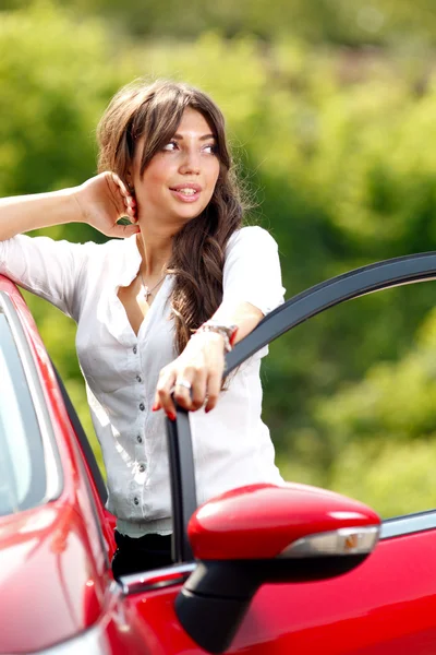 Молодая красивая женщина в красной машине — стоковое фото