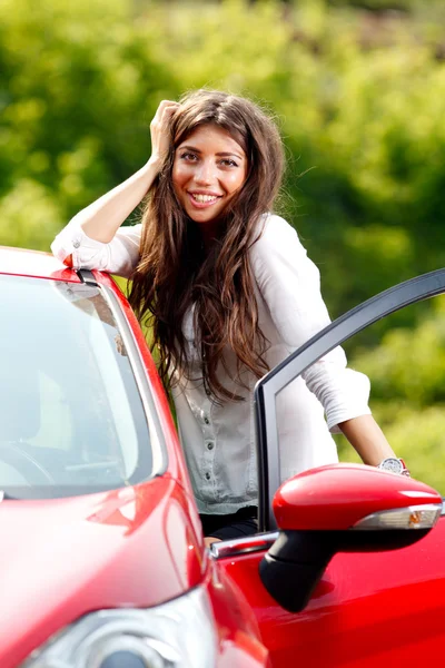 Ung vacker kvinna i den röda bilen — Stockfoto