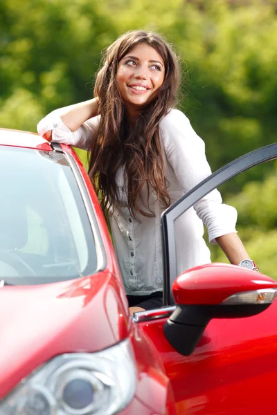 Mladá hezká žena v červené auto — Stock fotografie
