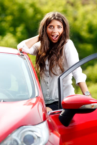Giovane bella donna in macchina rossa — Foto Stock