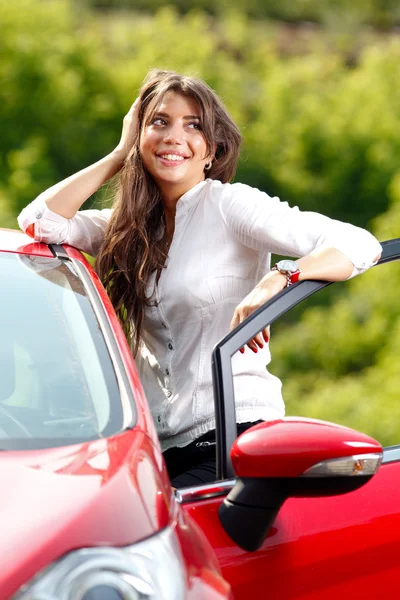 年轻漂亮的红色小汽车里的女人 — 图库照片