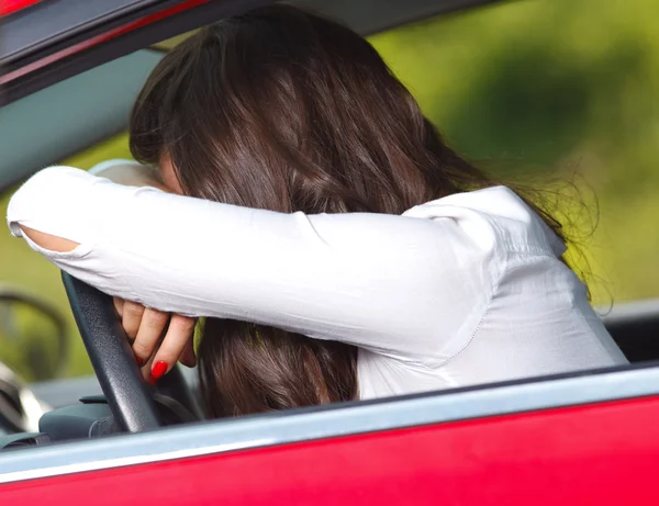 Arabaya depresif oturan genç kadın — Stok fotoğraf
