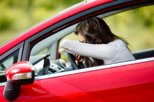 Giovane donna seduta depressa in auto — Foto Stock