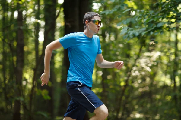 Joven corredor runnig en el parque — Foto de Stock