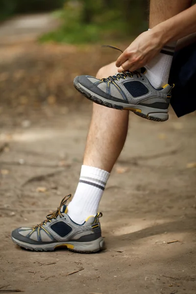 Fechar-se de amarrar sapatos esportivos — Fotografia de Stock
