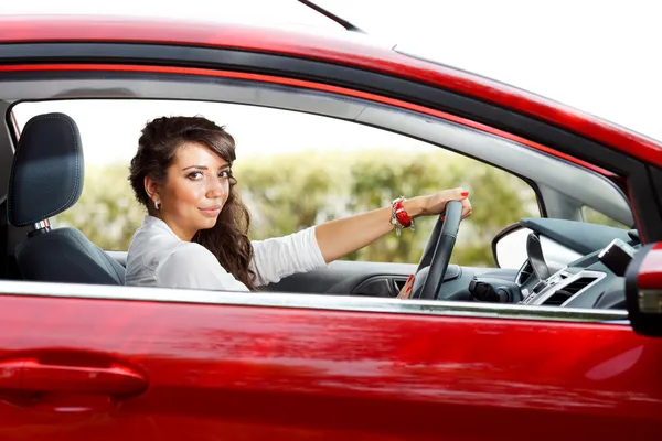 Jovem mulher bonita no carro vermelho — Fotografia de Stock