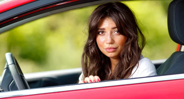 Młoda ładna kobieta w czerwony samochód — Zdjęcie stockowe
