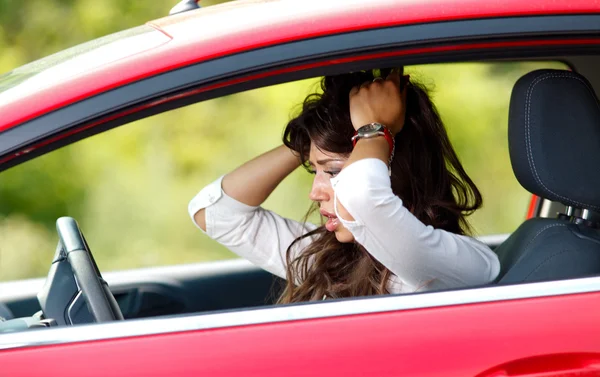 赤い車の若いきれいな女性 — ストック写真