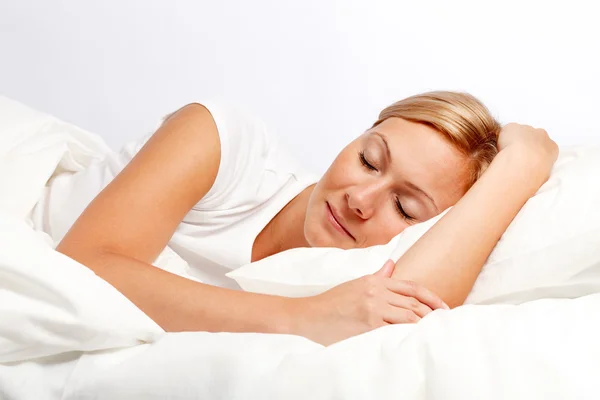 Jonge vrouw in bed. — Stockfoto