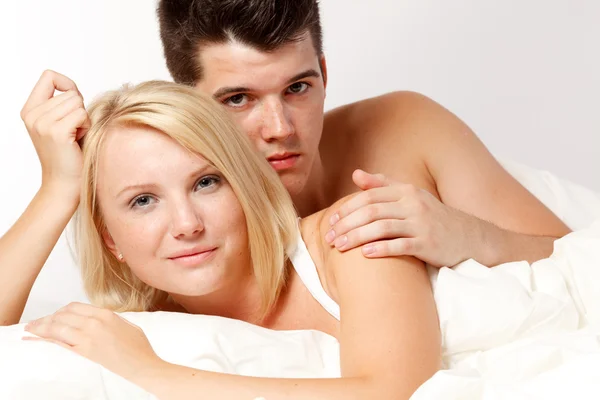 Αγαπώντας στοργικός ετεροφυλόφιλο ζευγάρι στο κρεβάτι. — Φωτογραφία Αρχείου