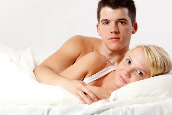 Kärleksfull tillgiven heterosexuellt par på sängen. — Stockfoto