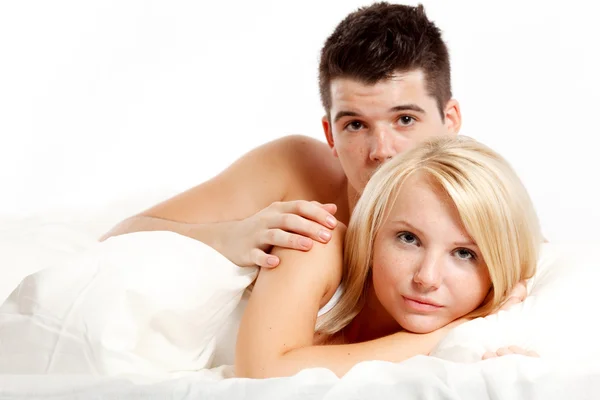 Amare affettuosa coppia eterosessuale sul letto . — Foto Stock