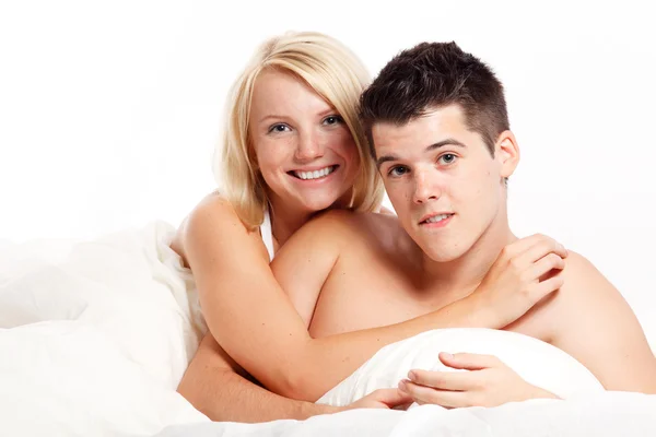 Szerető, gyengéd heteroszexuális pár ágyon. — Stock Fotó