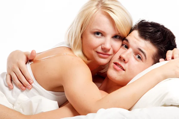 Aimer couple hétérosexuel affectueux sur le lit . — Photo