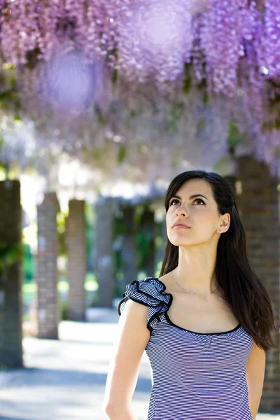 Woman with wisteria flowers. Spring — Stock Photo, Image