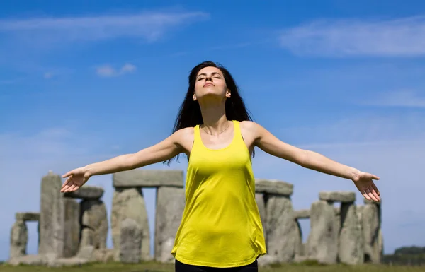 Kvinna vid Stonehenge (England) Stockbild