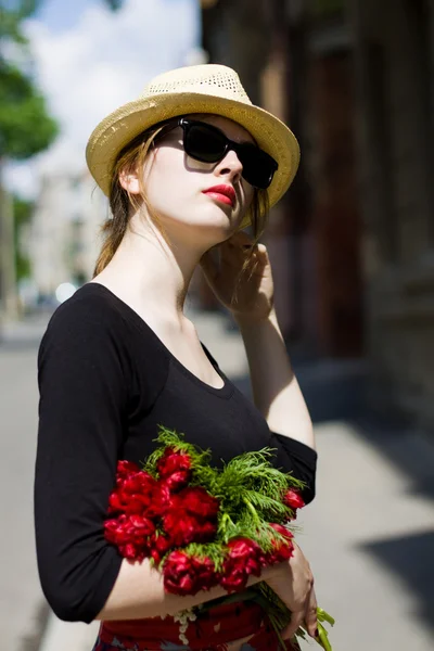 Woman with red lipstick in sunglasses and straw hat — Stock Photo, Image