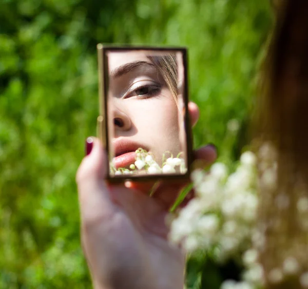 Retrato de mujer joven en espejo pequeño Fotos de stock libres de derechos