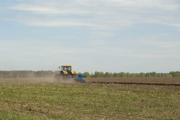 A traktor ekék mező — Stock Fotó