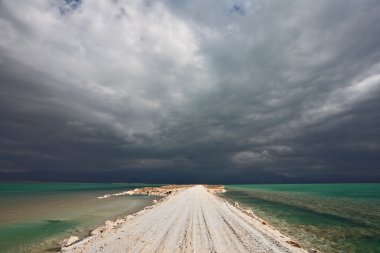 gün batımı. Yolun ortasında deniz