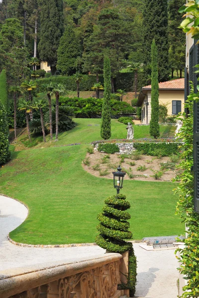 Herrlicher park im villa-museum balbyanello — Stockfoto