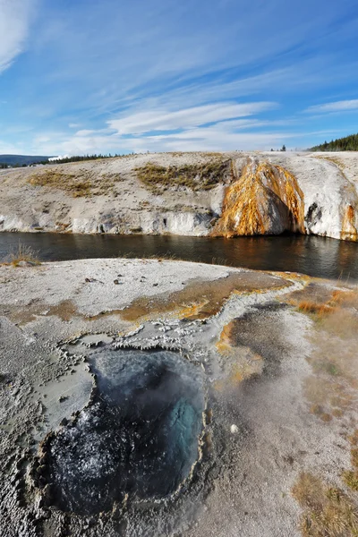 水 azure と有名な噴気孔. — ストック写真