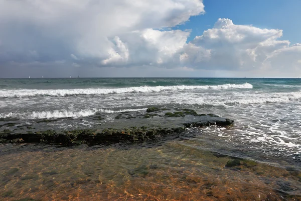 Плоское побережье Средиземного моря — стоковое фото