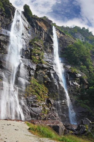 Cachoeira dupla pitoresca — Fotografia de Stock