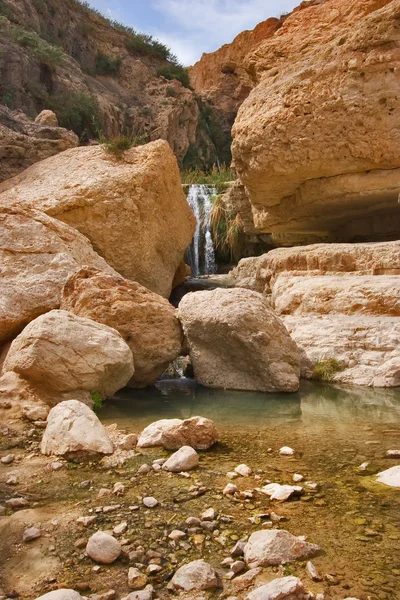 Floden mellan stenar. — Stockfoto