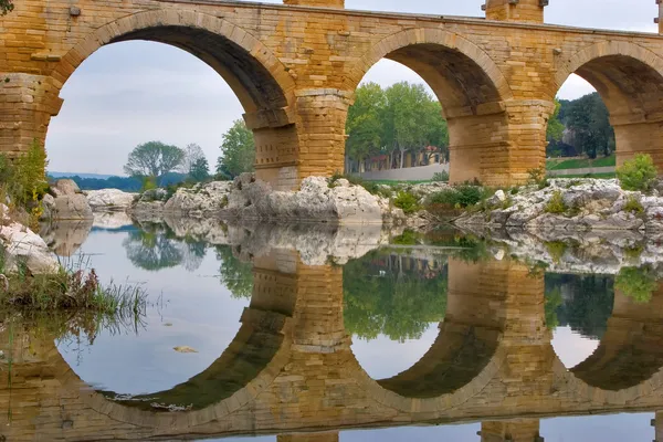 Aquaduct en haar reflectie — Stockfoto