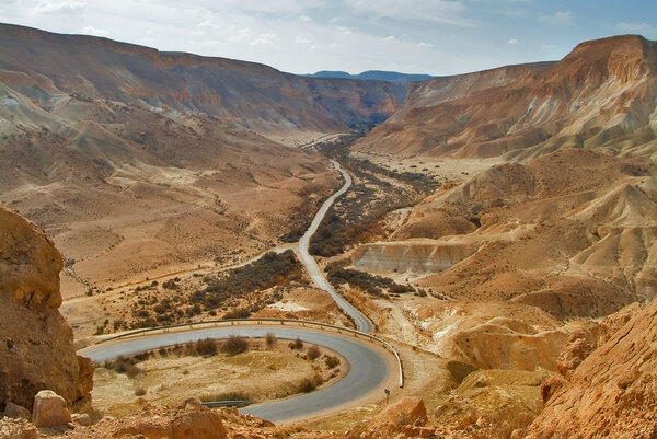 Дорога согнута.
