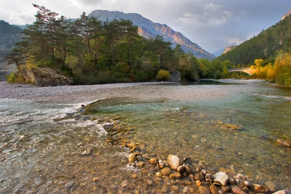 Superficiale montagna piccolo fiume — Foto Stock