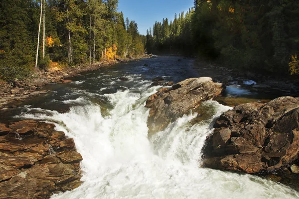 Nízké vodopády na řece rychle Severní — Stock fotografie