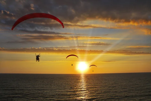 Parachutes exploités au-dessus de la mer — Photo