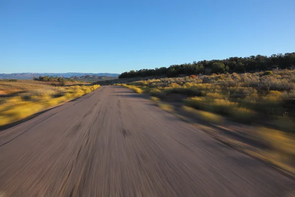 Um carro de corrida em alta velocidade — Fotografia de Stock