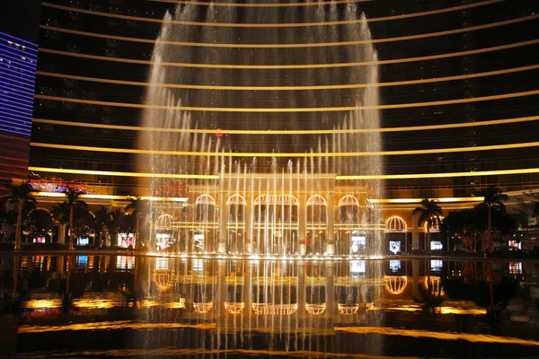 The " Dancing fountains " in complex of hotels of Ma?au — Stock Photo, Image