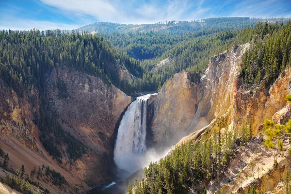 Die bekannten Wasserfälle, der Fluss und der Wald — Stockfoto