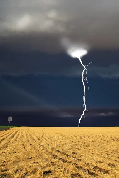 Montana 'da bir kırsalda gök gürültülü fırtına başlıyor. — Stok fotoğraf