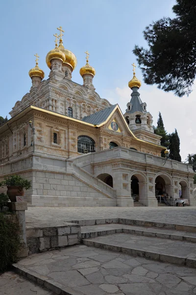 Великолепная церковь, увенчанная золотыми куполами — стоковое фото