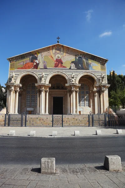 La façade de l'église de la Toussaint — Photo