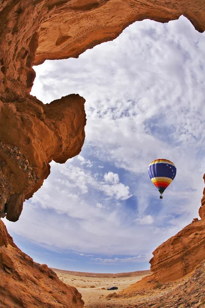 Повітряна куля летить над мальовничим каньйоном — стокове фото