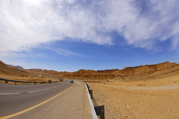 Estrada de asfalto no deserto de pedra — Fotografia de Stock
