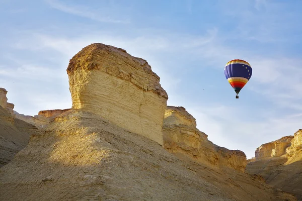 Enorme ballon boven oude bergen — Stockfoto