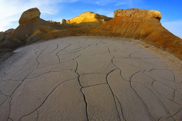 Montañas antiguas y el suelo seco en el desierto — Foto de Stock